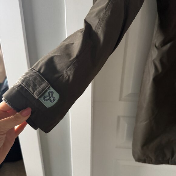 Aritzia's TNA Avoriaz parka - Picture 6 of 8